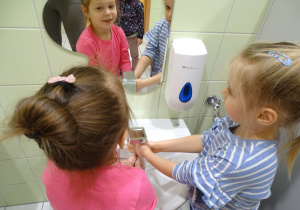 08 Dziewczynki myją ręce w łazience